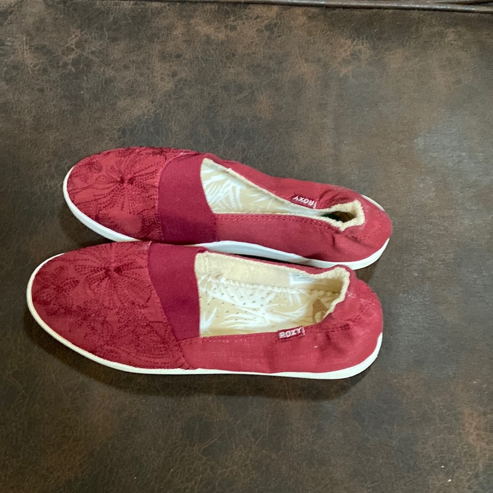 Burgundy loafer with flower’s stitched on the toes, 7.5 size